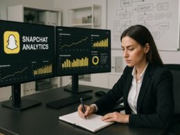 Moderne Arbeitsstation mit großen Bildschirmen, die Snapchat-Analysen und KPI-Dashboards zeigen, eine Marketerin macht Notizen im Büro