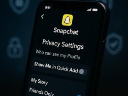 Nahaufnahme eines Smartphones mit Snapchat-App, Anzeige der Privatsphäre-Einstellungen und Sicherheitsicons im Hintergrund