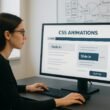 Nutzerin in einem hellen Büro vor einem Computerbildschirm, der CSS-Animationen mit fade-in- und slide-in-Effekten zeigt, um moderne Webentwicklung und SEO-Optimierung zu veranschaulichen.