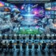 Fortschrittliches Filmstudio mit KI-gestützten Effekten, holographischen Interfaces und einem vielfältigen Team bei der kreativen Zusammenarbeit, dargestellt mit futuristischer Technik.