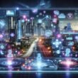 Holographisches Nutzer-Dashboard mit Datenvisualisierungen, Chatbots und AI-Icons vor einer futuristischen Stadt im Kontext moderner Webdesign-Innovation.