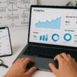 Laptop mit Analytics-Dashboard, Smartphone mit Instagram-Statistiken, Whiteboard mit SEO-Diagrammen, Tools wie Lupe, Stoppuhr und Cloud-Symbol im modernen digitalen Arbeitsplatz