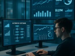 Modernes Büro mit mehreren Bildschirmen, Automatisierungssoftware und Datenvisualisierungen, im Vordergrund eine arbeitende Person, im Hintergrund Dashboard mit Kampagnenanalysen, futuristische Atmosphäre, klare Beleuchtung.