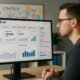 Digitaler Marketer analysiert LinkedIn-Werbedashboards auf einem großen Bildschirm, im Hintergrund ein modernes Büro mit Whiteboard und bunten Sticky Notes, Bildcredit: 404 Magazine (Tobias Hager)