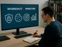 Modernes minimalistisches Büro mit beleuchtetem Bildschirm, der Datenschutz- und Marketing-Icons zeigt, und einem Marketer, der Notizen macht