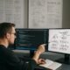 Entwickler im modernen Büro mit Monitoren, Code-Editoren, technischen Diagrammen und Whiteboards, die die Website-Architektur und SEO-Dokumentation zeigen