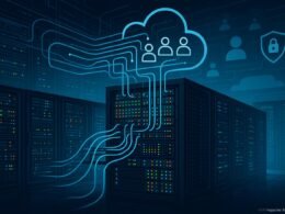 Moderne Server-Struktur in einem Rechenzentrum mit blinkenden LEDs und verbundenen Kabeln, darüber stilisierte Netzwerkkabel und Datenströme, im Hintergrund Cloud-Icons für Nutzer und Sicherheitsmechanismen.