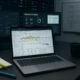 Arbeitsplatz mit Monitoren, Laptop und Notizen, futuristische Server-Racks im Hintergrund, Whiteboard mit Skizzen, zeigt Web-Analyse und Code-Visualisierung.