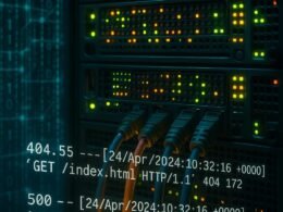 Detailliertes Close-up eines Server-Racks mit leuchtenden LED-Anzeigen, Kabeln und Logfile-Standards mit HTTP-Statuscodes wie 404, 500 und 301 im Vordergrund, symbolisierend die technische Tiefe der Server- und Logfile-Analyse für SEO.