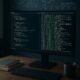 Modernes Büro mit Bildschirm, Code, Script-Logs, Notizbüchern, Kaffetasse und digitalen Diagrammen im Hintergrund