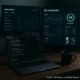 Moderner Entwicklerraum mit Monitoren, Deployment-Tools und SEO-Analysen, inklusive Laptop, Tasse Kaffee und Dashboard-Daten, Credit: 404 Magazine (Tobias Hager)