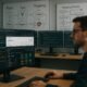Modernes Entwickler-Büro mit mehreren Monitoren, Code-Snippets, Whiteboards und technischen Postern