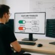 Ein Entwickler arbeitet an einem modernen Arbeitsplatz mit mehreren Monitoren, die Colorful Code Snippets und Toggle Switch Icons anzeigen, im Hintergrund Whiteboard mit SEO-Flussdiagrammen