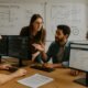 Entwicklerteam arbeitet in modernem Büro an Monitoren mit Code-Editoren, SEO-Analysen und Whiteboards mit Diagrammen, auf einem Tisch liegen SEO-Dokumente. Credit: 404 Magazine (Tobias Hager).