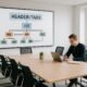 Modernes, minimalistisch gestaltetes Büro mit digitalem Whiteboard, das Content-Hierarchie zeigt, und einer Person, die am Laptop arbeitet