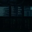 Dunkler Serverraum mit großen Logfile-Monitoren, Kabelsträngen und blinkenden LEDs, die Webcrawler-Aktivitäten darstellen, unterstrichen durch technische Hochspezialisierung