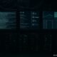 Dunkler Serverraum mit großen Logfile-Monitoren, Kabelsträngen und blinkenden LEDs, die Webcrawler-Aktivitäten darstellen, unterstrichen durch technische Hochspezialisierung