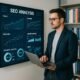 Engagierter SEO Manager steht vor digitaler Wand mit Graphen und Analysen in modernem Büro
