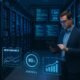 Moderner Serverraum mit blinkenden LEDs, Virtual-Reality-Performance-Diagrammen und einer Person, die Daten auf einem Tablet überprüft, symbolisiert technische Kontrolle und Optimierung.