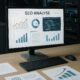 Modernes Büro mit Computerbildschirm, auf dem eine SEO-Analysetafel mit Diagrammen und Statistiken angezeigt wird, im Hintergrund Server-Racks und Netzwerkhardware, professionelle digitale Umgebung