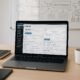 Modernes Büro-Setup mit Laptop, großem Bildschirm mit WordPress-Dashboard, Notizbüchern, Smartphone, Kaffeetasse und Whiteboard mit SEO- und Technik-Skizzen, helles Licht, produktive Atmosphäre. Credit: 404 Magazine (Tobias Hager)