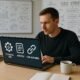 Modernes Büro mit einem großen Schreibtisch, Laptop, Whiteboards mit SEO-Skizzen und einer Person, die auf den Bildschirm schaut