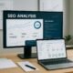 Moderner Arbeitsplatz im Büro mit Bildschirm, der eine detaillierte SEO-Analyse zeigt, umgeben von Notizblättern, Laptop, Whiteboards und Pflanzen.