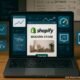 Laptop mit Shopify-Shop auf einem Schreibtisch, umgeben von technischen Diagrammen, Codes und Notizblättern, die Strategien zur SEO-Optimierung zeigen.