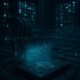 Moderner Serverraum mit leuchtenden Datenlampen, futuristischen Hardwareboards und holographischen Datenmustern, die globale Vernetzung darstellen.