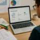 Person überprüft fokussiert eine Webseite mit technischen SEO-Analysen auf einem Laptop in einem modernen Büro mit Notizen, Skizzen, Diagrammen und einer Tasse Kaffee.