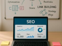 Moderner Arbeitsplatz mit Laptop, Notizen, Kaffee, Smartphone und Whiteboard mit SEO-Diagrammen, highlighting digitales Marketing und SEO-Strategien.