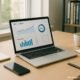 Moderner Arbeitsplatz für SEO-Experten mit Laptop, Notizblöcken, Smartphone und Kaffeetasse vor großen Fenstern, mit Regalen voller Fachbücher im Hintergrund.