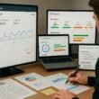 Person bei der technischen Website-Analyse mit mehreren Monitoren, zeigt Google Search Console, GTmetrix, PageSpeed Insights und Screaming Frog Ergebnisse, um Website-Performance zu verbessern.