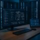 Hochmoderner Serverraum mit blauen LED-Leuchten, Serverracks, Monitor mit Code und Diagrammen sowie Tablet mit Leistungskennzahlen, betont die Bedeutung von Datenarchitektur für SEO.