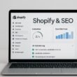 Modernes Shopify-Shop-Backend-Interface auf Laptop mit SEO- und Performance-Diagrammen und Checklisten, im Hintergrund Schriftzug 'Shopify & SEO'.