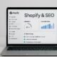 Modernes Shopify-Shop-Backend-Interface auf Laptop mit SEO- und Performance-Diagrammen und Checklisten, im Hintergrund Schriftzug 'Shopify & SEO'.