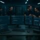 Hochmodernes IT-Wartungslabor mit Arbeitstisch, Monitoren, Serverracks und entwickelnden Technikern in schwarzen T-Shirts, professionell und futuristisch, Credits: 404 Magazine (Tobias Hager)