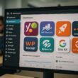 Bild einer WordPress-Website mit SEO-Plugins, Website-Statistiken und einem Entwickler im Hintergrund, vermittelt technische Kompetenz und Optimierungsstrategien.