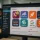 Bild einer WordPress-Website mit SEO-Plugins, Website-Statistiken und einem Entwickler im Hintergrund, vermittelt technische Kompetenz und Optimierungsstrategien.