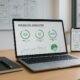 Modernes Büro mit Laptop, Notizbuch, Whiteboard und Smartphone, gezeigt werden Website-Analysen und Core Web Vitals