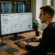 Entwickler arbeitet an einem großen Bildschirm mit SEO-Dashboards in einem modernen, gut ausgestatteten Büro mit Bücherregalen über WordPress und SEO