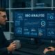 Modernes High-Tech-Büro mit großem Bildschirm, Analysten, die an SEO-Daten arbeiten, digitale Diagramme und technische Komponenten