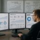 Analysebüro mit mehreren Monitoren, auf denen SEO- und SEA-Dashboards zu sehen sind, und Whiteboards mit Strategien im Hintergrund, aufgenommen von Tobias Hager, 404 Magazine.