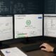 Moderner Arbeitsplatz mit mehreren Monitoren, Analyse-Tools und technischen Diagrammen zur Website-Überprüfung