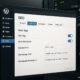 Modernes WordPress-Backend-Interface zur SEO-Plugin-Konfiguration mit Tabs und Einstellungsfeldern, im Hintergrund ein Serverraum mit blinkenden Speichern und Netzwerkkabel.