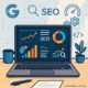 Zeichnung eines digitalen Arbeitsplatzes mit Laptop, bunten Grafiken, SEO-Analysen und technischen Symbolen wie Zahnräder und Code in einem hellen, minimalistischen Raum.