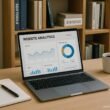 Moderner Arbeitsplatz mit Laptop, Notizblock, Stift, Kaffee und Bücherregalen im Hintergrund, zeigt Website-Analysetools und Konzentration.