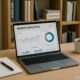 Moderner Arbeitsplatz mit Laptop, Notizblock, Stift, Kaffee und Bücherregalen im Hintergrund, zeigt Website-Analysetools und Konzentration.