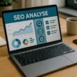 Moderner Arbeitsplatz mit Laptop, der eine umfassende SEO-Analyse anzeigt, im Hintergrund Notizen, Kaffee und Smartphone, bei natürlichem Licht