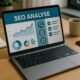 Moderner Arbeitsplatz mit Laptop, der eine umfassende SEO-Analyse anzeigt, im Hintergrund Notizen, Kaffee und Smartphone, bei natürlichem Licht